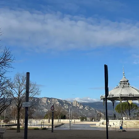 Le Petit Briand - Le Champ De Mars